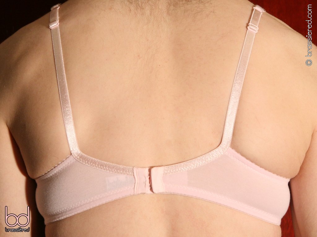 brassièred: Chapter 4: How do I make sure no-one sees his bra?
